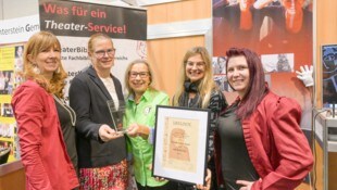 Die engagierten TheaterService-Damen mit der Preisträgerin: Kassierin-Stellvertreterin Silke ...