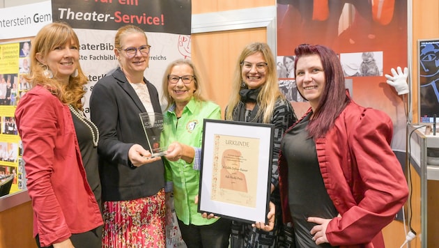 Die engagierten TheaterService-Damen mit der Preisträgerin: Kassierin-Stellvertreterin Silke ...