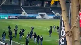 Nach Spielende stürmten Wacker Innsbruck-Anhänger das Spielfeld und attackierten Altach-Fans und ...