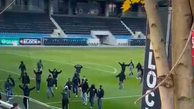 Nach Spielende stürmten Wacker Innsbruck-Anhänger das Spielfeld und attackierten Altach-Fans und ...