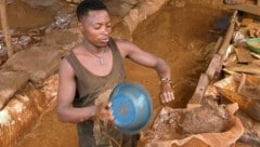 Im Bild: Ein Arbeiter in einer Goldmine im Kongo.