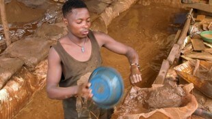 Im Bild: Ein Arbeiter in einer Goldmine im Kongo.