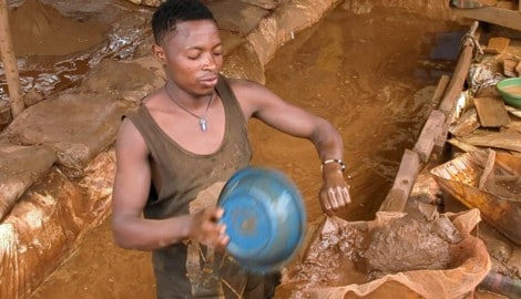Im Bild: Ein Arbeiter in einer Goldmine im Kongo.