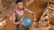 Im Bild: Ein Arbeiter in einer Goldmine im Kongo.