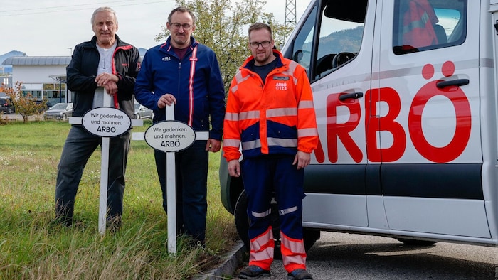 Franz Thallinger mit seinem Sohn Gerhard Gmunden mit ARBÖ-Gmunden Prüfzentrumsleiter Stefan ...