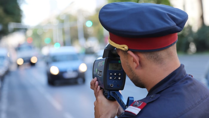 Polizisten sollen den Verkehr überwachen, aber nicht online verkünden, wo sie blitzen werden.