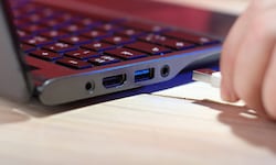 Die blauen USB-Anschlüsse bieten eine schnelle Datenübertragung, haben aber an anderer Stelle ...