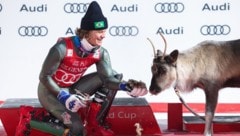 Strahlemann Lucas Pinheiro Braathen mit seinem neuen Renntier.