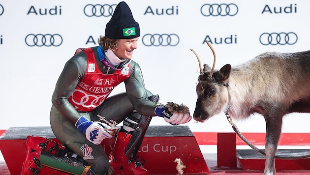 Strahlemann Lucas Pinheiro Braathen mit seinem neuen Renntier.