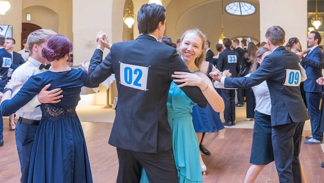 68 Tanzpaare stellten sich gestern dem Casting für die Opernredoute.