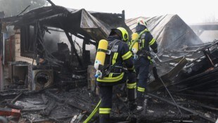 Die abgebrannte Schrebergartenhütte ist nur noch Sondermüll