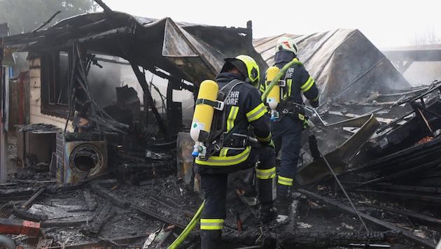 Die abgebrannte Schrebergartenhütte ist nur noch Sondermüll