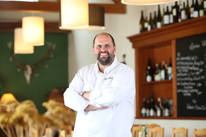 Ein stolzer Chef: Hannes Tschida übernahm das Lokal von seinen Eltern. Er hat jetzt – außer der ...