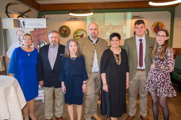 Eine Familie, die zusammenhält: Elsa und Friedrich Tschida, Heidi, Hannes mit seiner Frau Anja ...