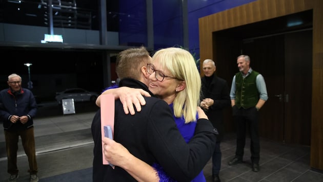 Eine Umarmung für die Siegerin!