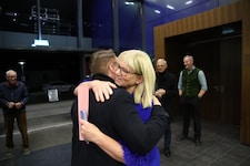 Eine Umarmung für die Siegerin! 