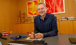 Die Volksschule in Kuchl platzt aus allen Nähten. Ortschef Thomas Freylinger hat längst Pläne ...