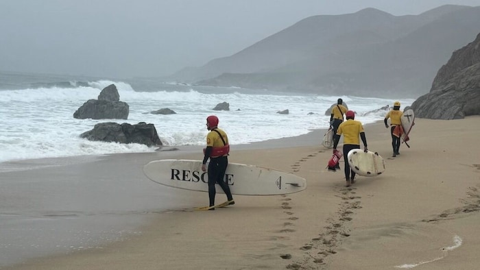 Ein Rettungsteam sucht am Strand im Garrapata State Park in Kalifornien nach einem vermissten ...