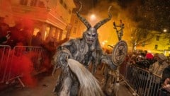 Düsterer Gesell vor dem Schauspielhaus