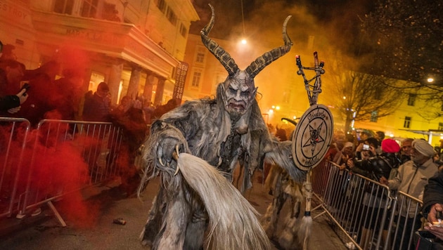 Düsterer Gesell vor dem Schauspielhaus