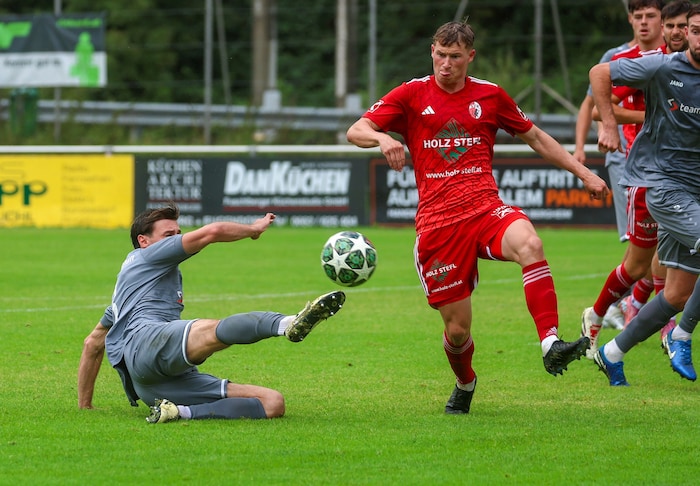 Florian Wiedl (re.) verlieh der Defensive von Kuchl Stabilität.
