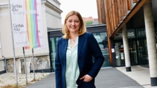 Nora Tödtling-Musenbichler vor der Caritas-Zentrale in Graz. 