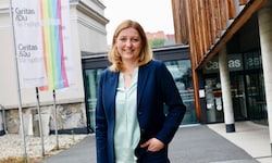 Nora Tödtling-Musenbichler vor der Caritas-Zentrale in Graz. 