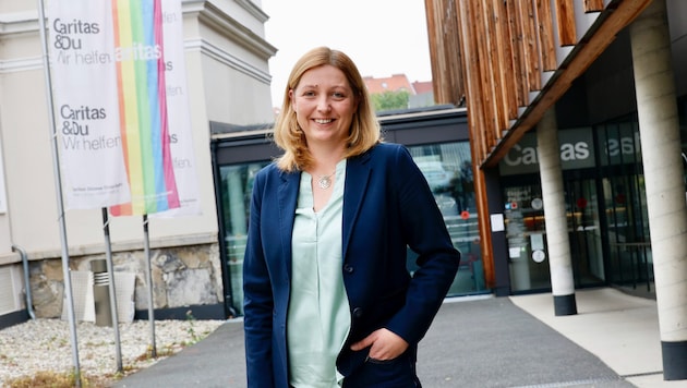 Nora Tödtling-Musenbichler vor der Caritas-Zentrale in Graz.