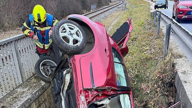 Das Auto landete in einem Graben zwischen Bahngleisen und B20.