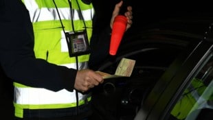 Der Frau wurde der Führerschein an Ort und Stelle abgenommen. (Symbolbild)