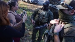 Beamte suchen nach zwei flüchtigen Personen – diese waren beim Verkauf von Blumen am Straßenrand ...