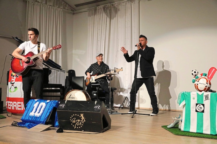 Pete Art (re.) und Hannes Steif (Mitte, Bass) brillierte mit Fally musikalisch.