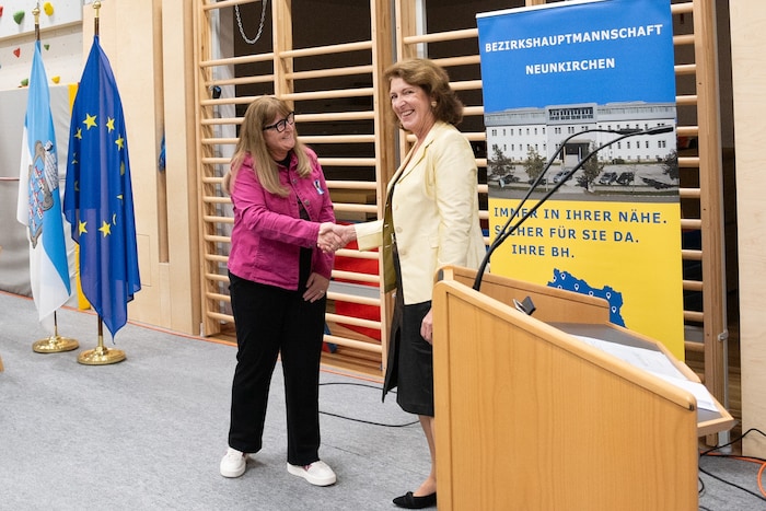 Klaudia Osztovics (li.) bei der Angelobung zur Bürgermeisterin am 4. November 2024 mit ...