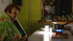 Während eines Blackouts kocht eine Bewohnerin von Kiew ihr Essen auf einem Gaskocher. Ständige ...