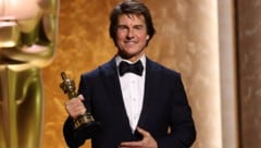 Mit festem Griff, als wollte er ihn nie wieder loslassen, posierte Cruise mit seinem Ehrenoscar.