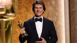 Mit festem Griff, als wollte er ihn nie wieder loslassen, posierte Cruise mit seinem Ehrenoscar.