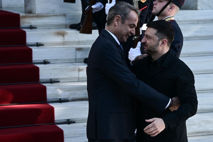 Griechenlands Premier Mitsotakis (li.) herzt Selenskyj beim Empfang in Athen.