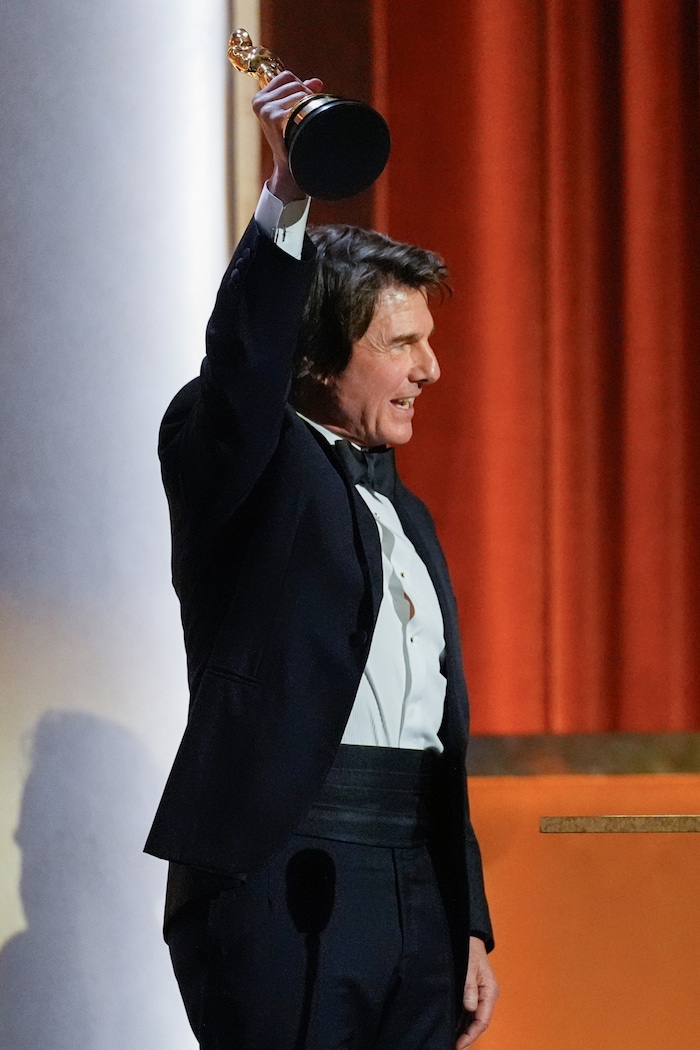 Tom Cruise hält seinen Ehrenoscar während der 16. Governors Awards voller Stolz in die Höhe