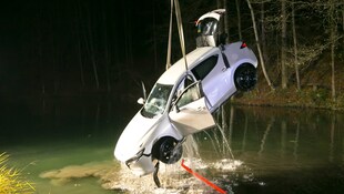 Die Feuerwehr konnte das Unfallfahrzeug schließlich aus dem „Schwarzen See“ bergen.