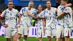 Erling Haaland (2. von li.) und Co. sind nicht zu stoppen und fahren erstmals seit 1998 wieder ...