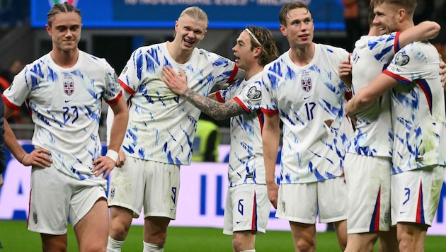 Erling Haaland (2. von li.) und Co. sind nicht zu stoppen und fahren erstmals seit 1998 wieder ...