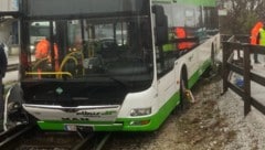 Direkt auf die Gleise kam der Bus zum Stehen. 