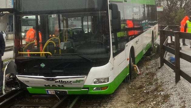 Direkt auf die Gleise kam der Bus zum Stehen.