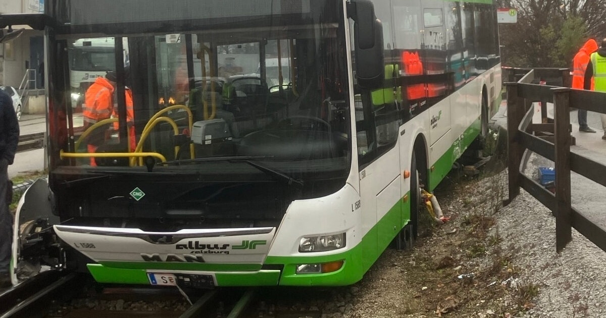Linienbus blockierte Lokalbahn auf den Gleisen
