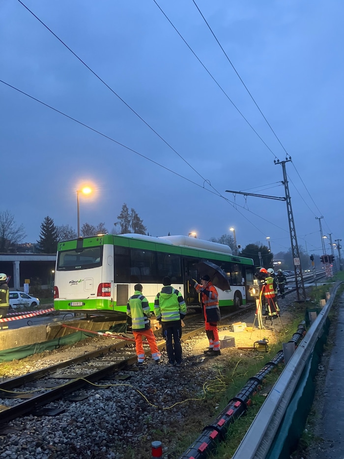 Der Bus konnte inzwischen geborgen werden.