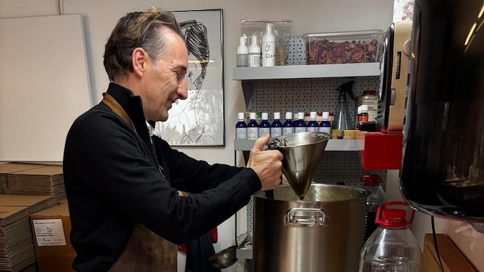 In seiner Garage werden die hochwertigen und natürlichen Produkte hergestellt.