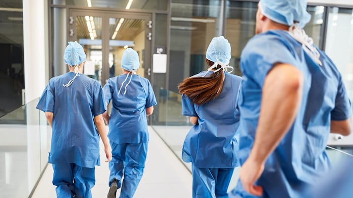 Im Notfall sind erfahrene Ärzte mit ihren Teams im Spital zur Stelle.