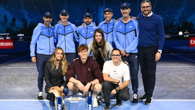 Jannik Sinner (unten in der Mitte) feiert mit seinem Team. Mit dabei war auch Herzdame Laila ...