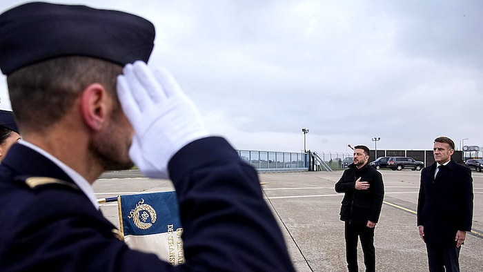 Die Verbündeten Wolodymyr Selenskyj und Emmanuel Macron auf dem Stützpunkt Véilzy-Villacoublay