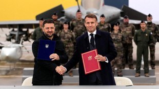 Handshake zwischen den Präsidenten Wolodymyr Selenskyj und Emmanuel Macron nach der feierlichen ...